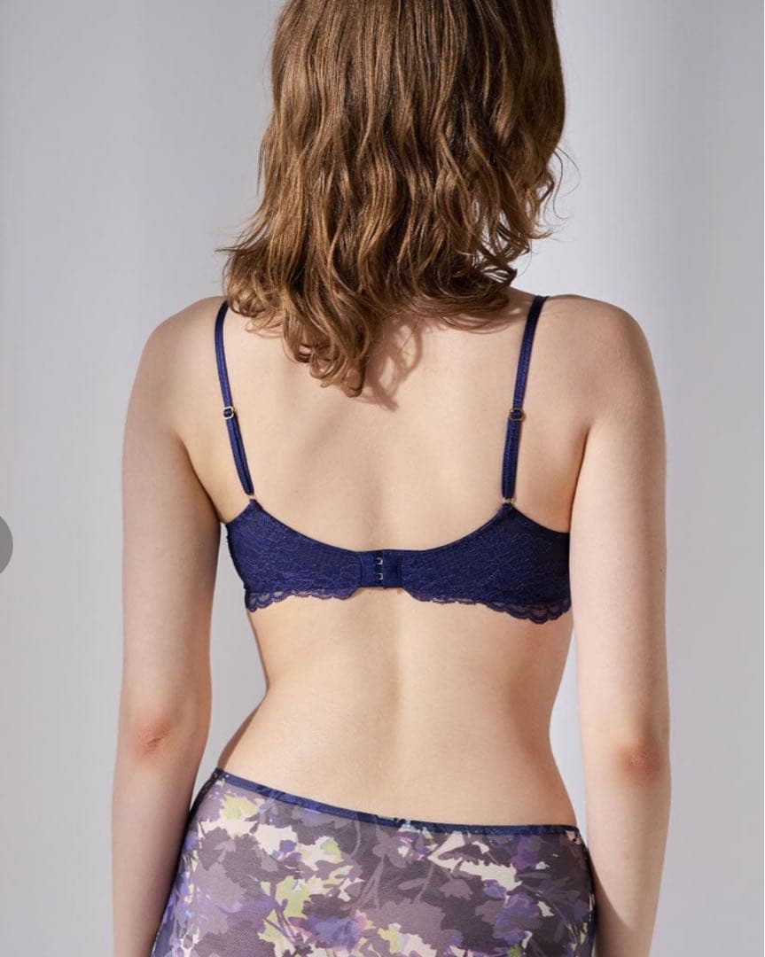 アウターにひびきにくい3/4カップブラジャーフローラルワコールyue ユエ