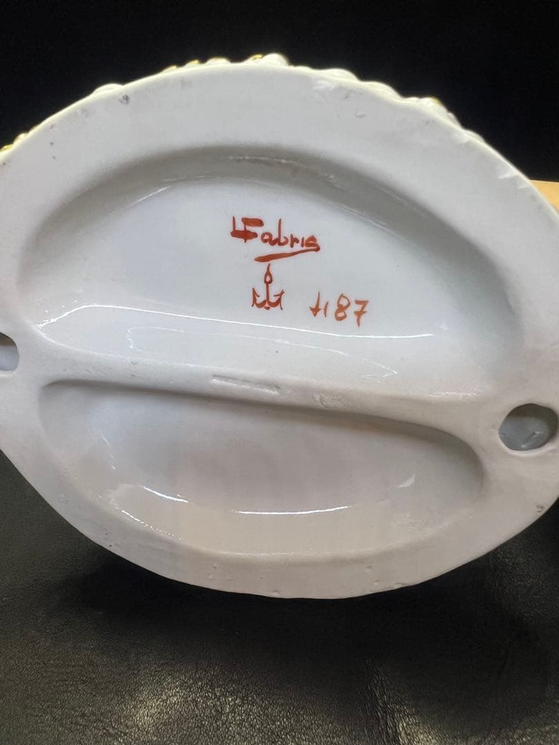 陶器製女性フィギュリン ピンクと白