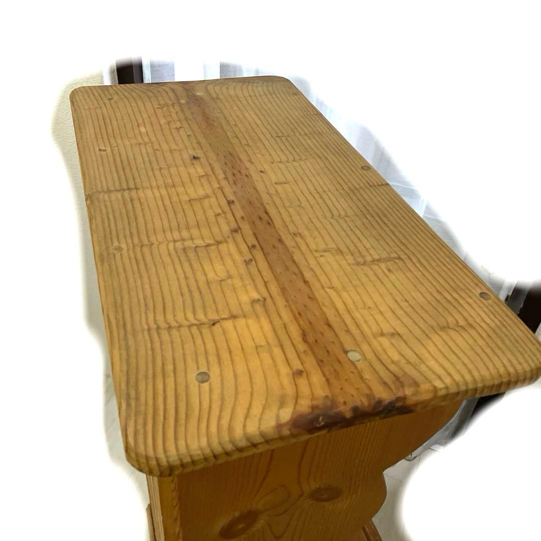 ハート型くり抜き穴のカントリーキャビネット