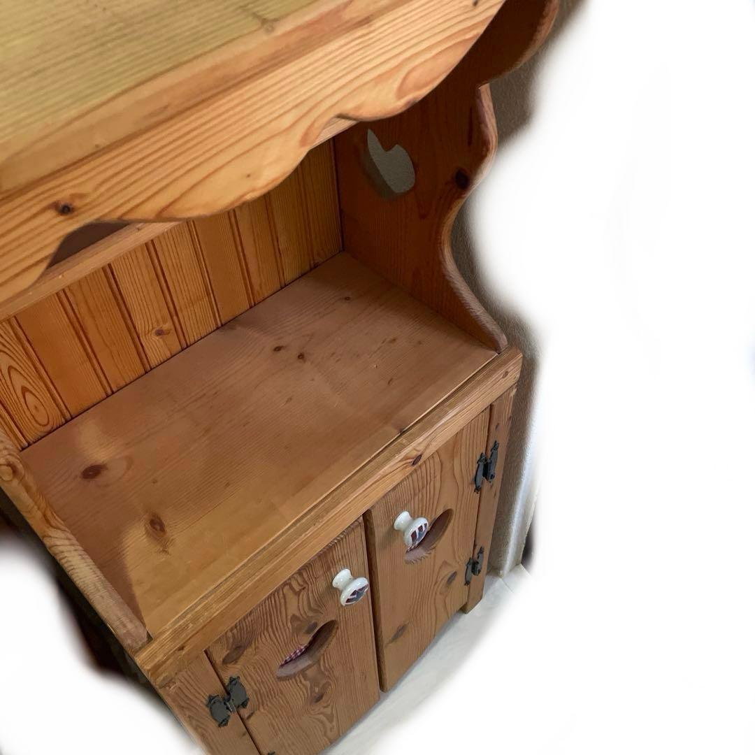 ハート型くり抜き穴のカントリーキャビネット