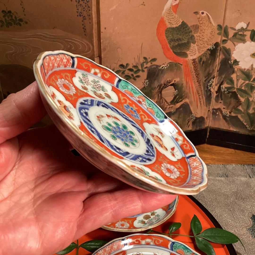 A1028 古伊万里　染錦手　輪花型　見込牡丹に蝶　窓絵　花唐草　小皿　5枚