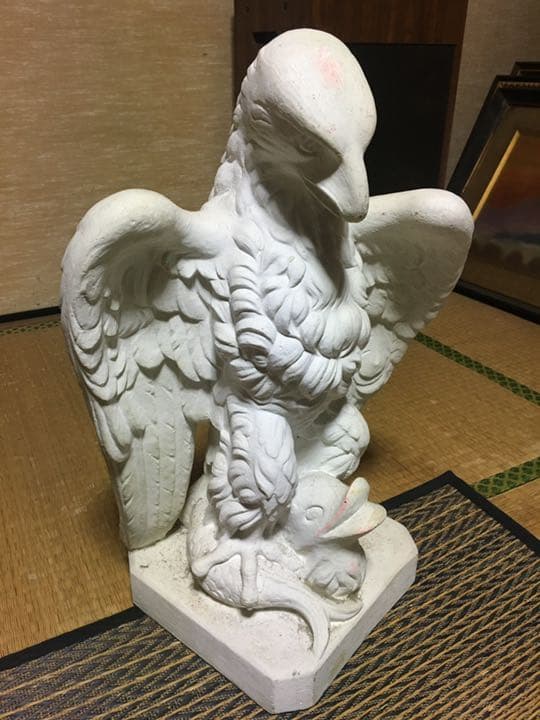 砂岩　鷹のオブジェ