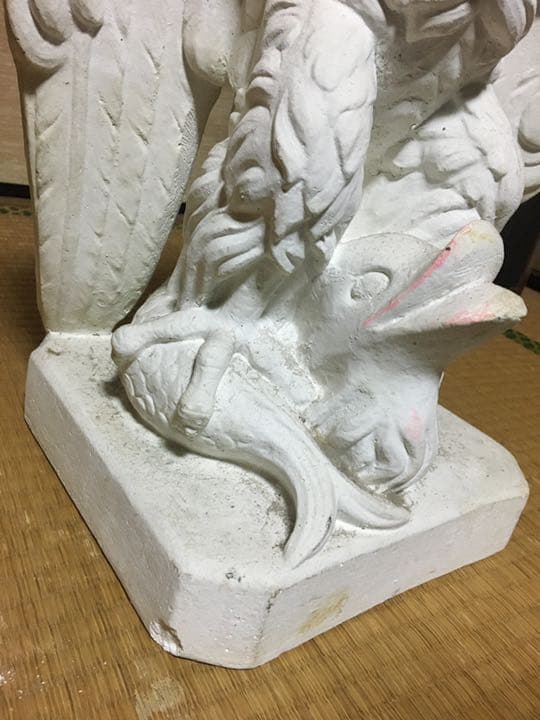 砂岩　鷹のオブジェ