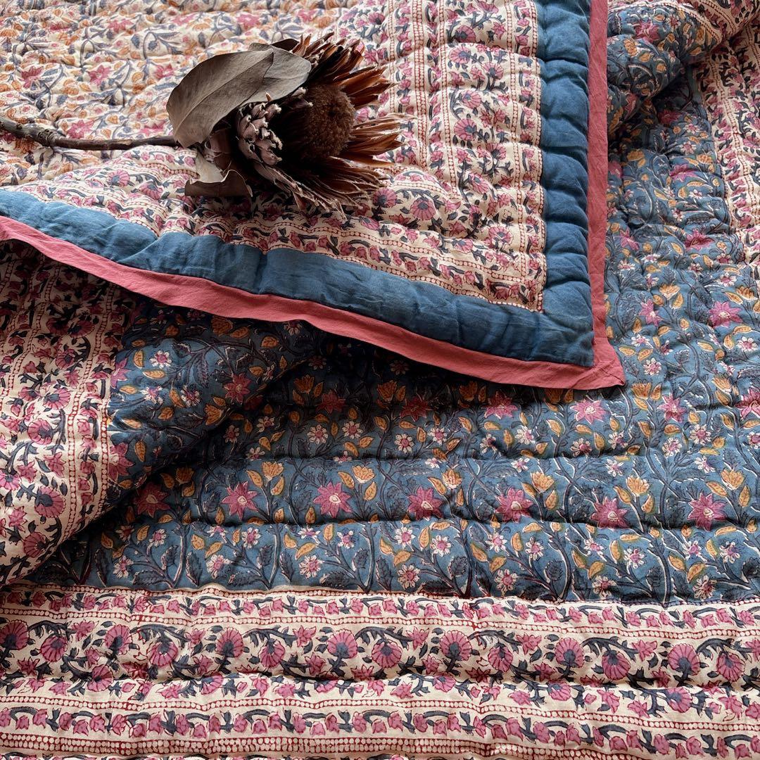 未使用※インド ブロックプリント 中綿入りキルト ノスタルジックブルー　ラグ