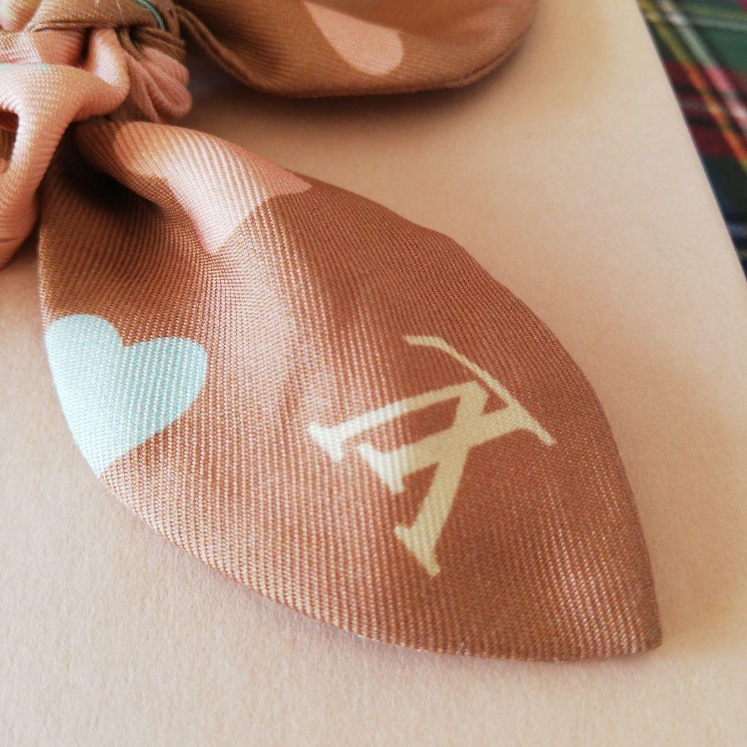 LOUIS VUITTON シュシュ ベージュ。可愛いい色合いです。