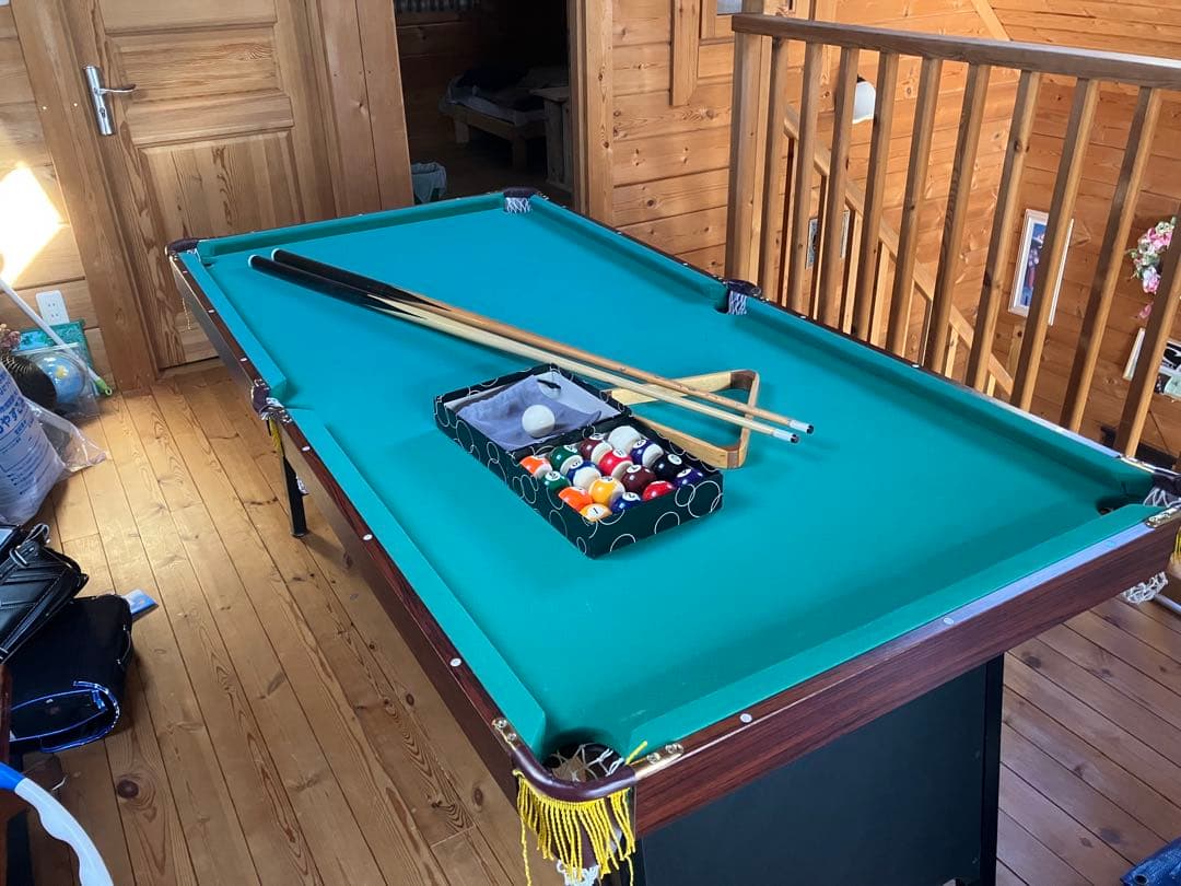 ビリヤードテーブル 緑色のフェルト付き