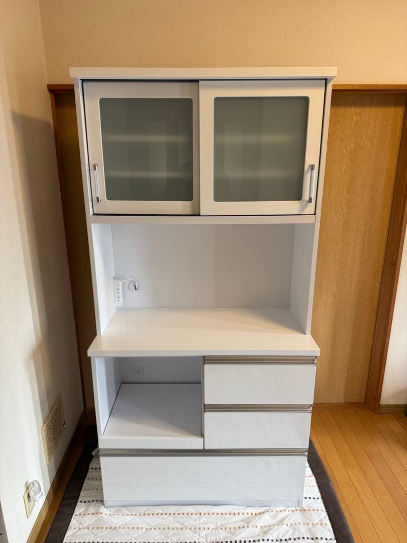 ホワイト食器棚 ガラス扉付き 中型