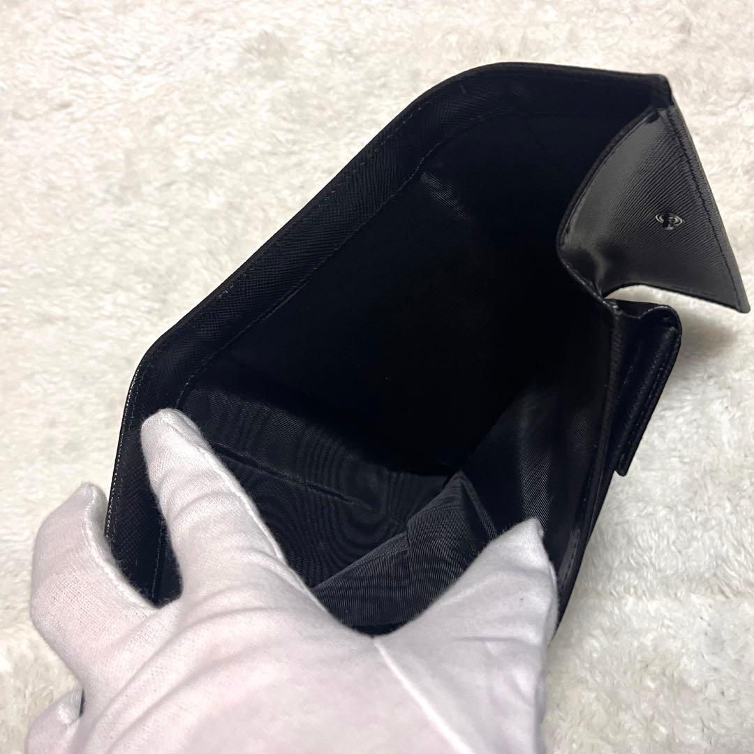 プラダ　三つ折り　サフィアーノレザー　三角ロゴ