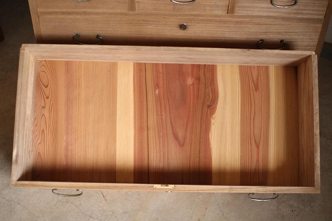 古い木製の引き出し5杯　チェスト　桐箪笥 昭和レトロ　古家具　古民家　時代家具