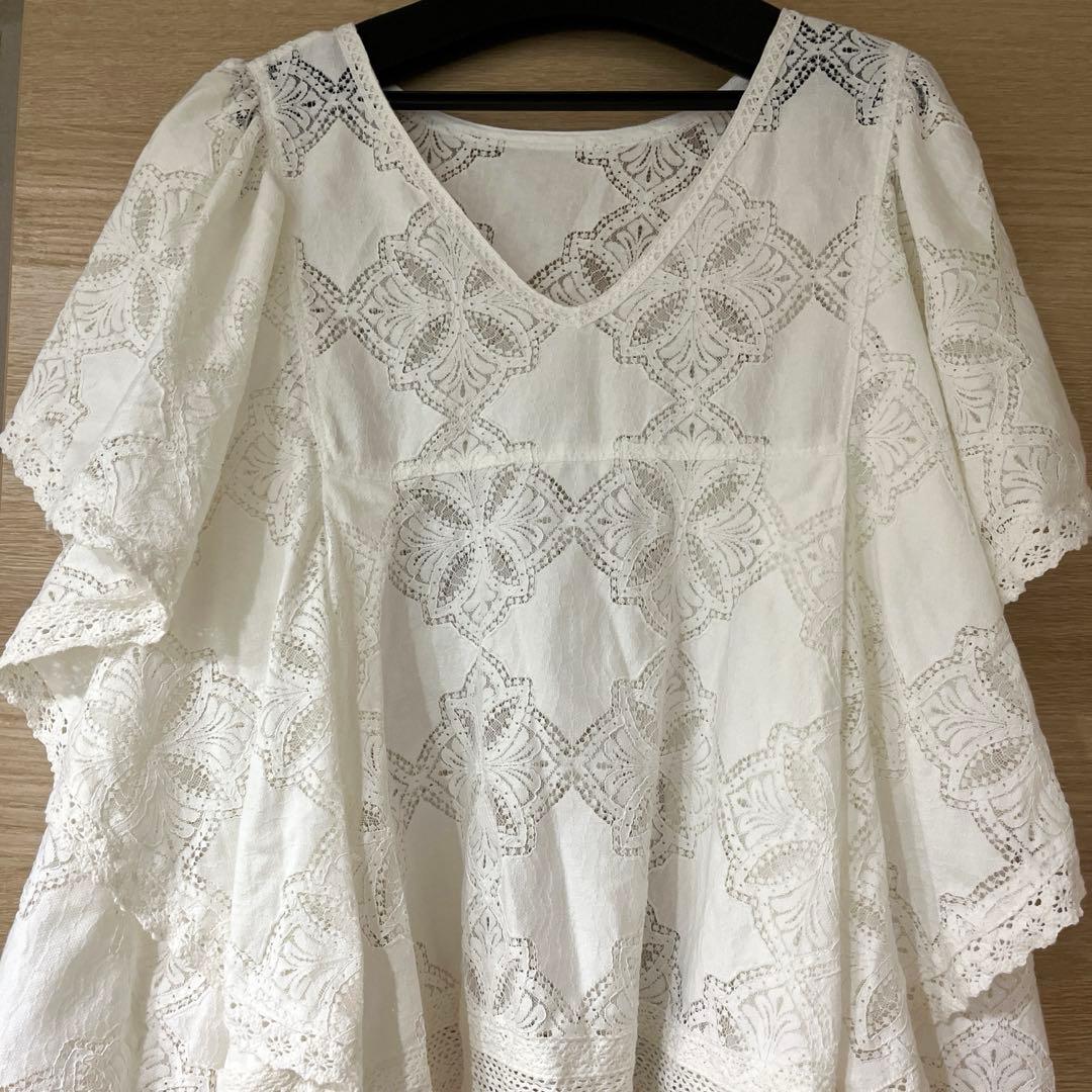 SLOBE IENA レースフリルVネックブラウス　ナチュラル