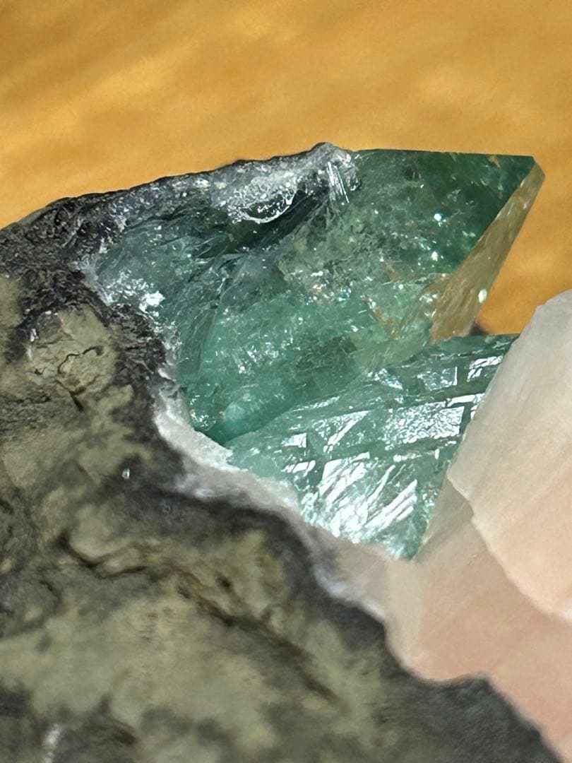 グリーンアポフィライトスティルバイトとヘマタイトの原石で共生‼️大特価SALE