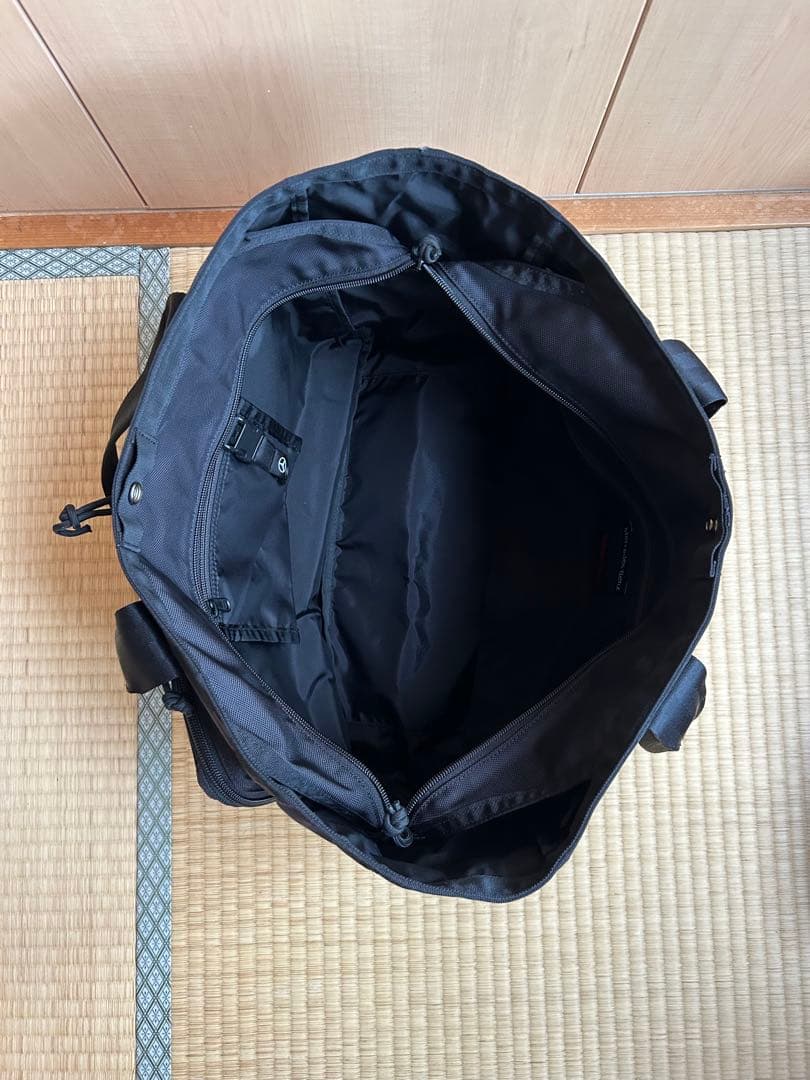 黒いトートバッグ 外ポケット付き