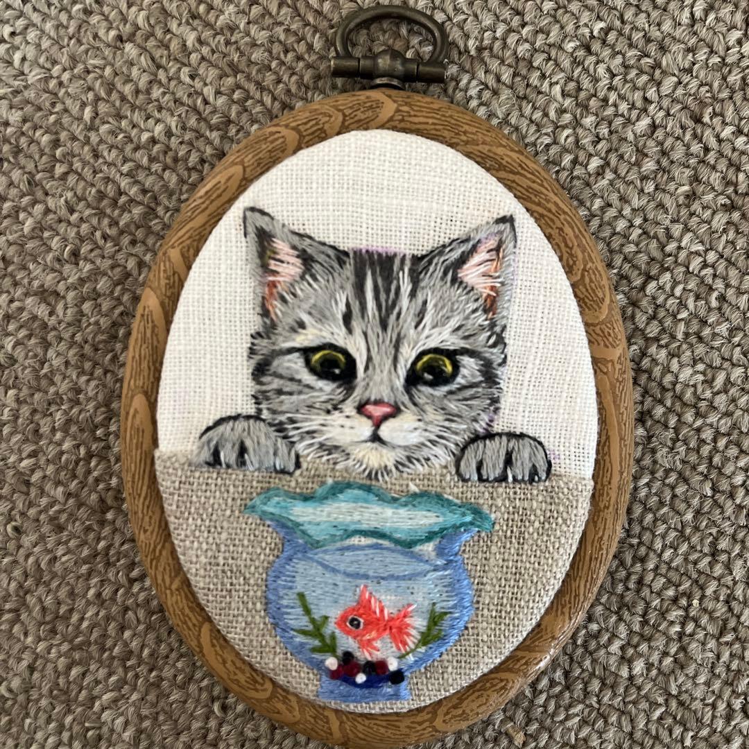 n*u様 ハンドメイド刺繍フレーム　金魚とアメショ さん