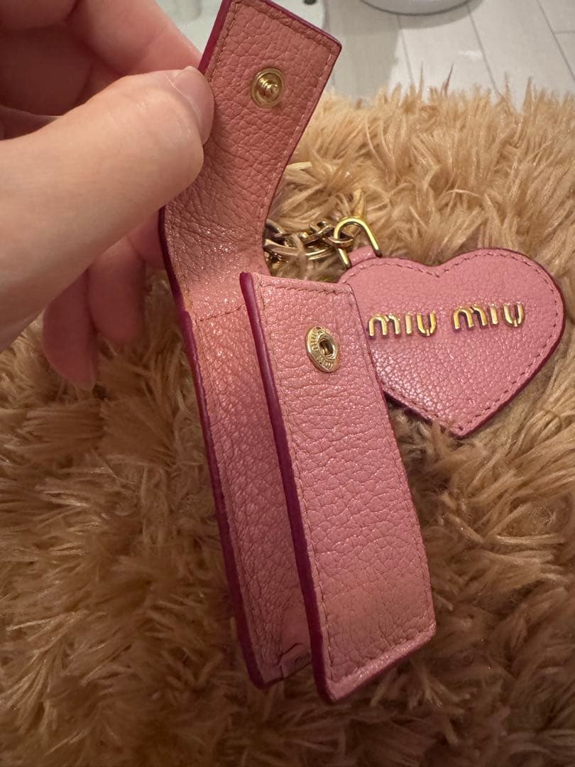 MIU MIU レザーキーホルダー リップ入れ付き やぎ革