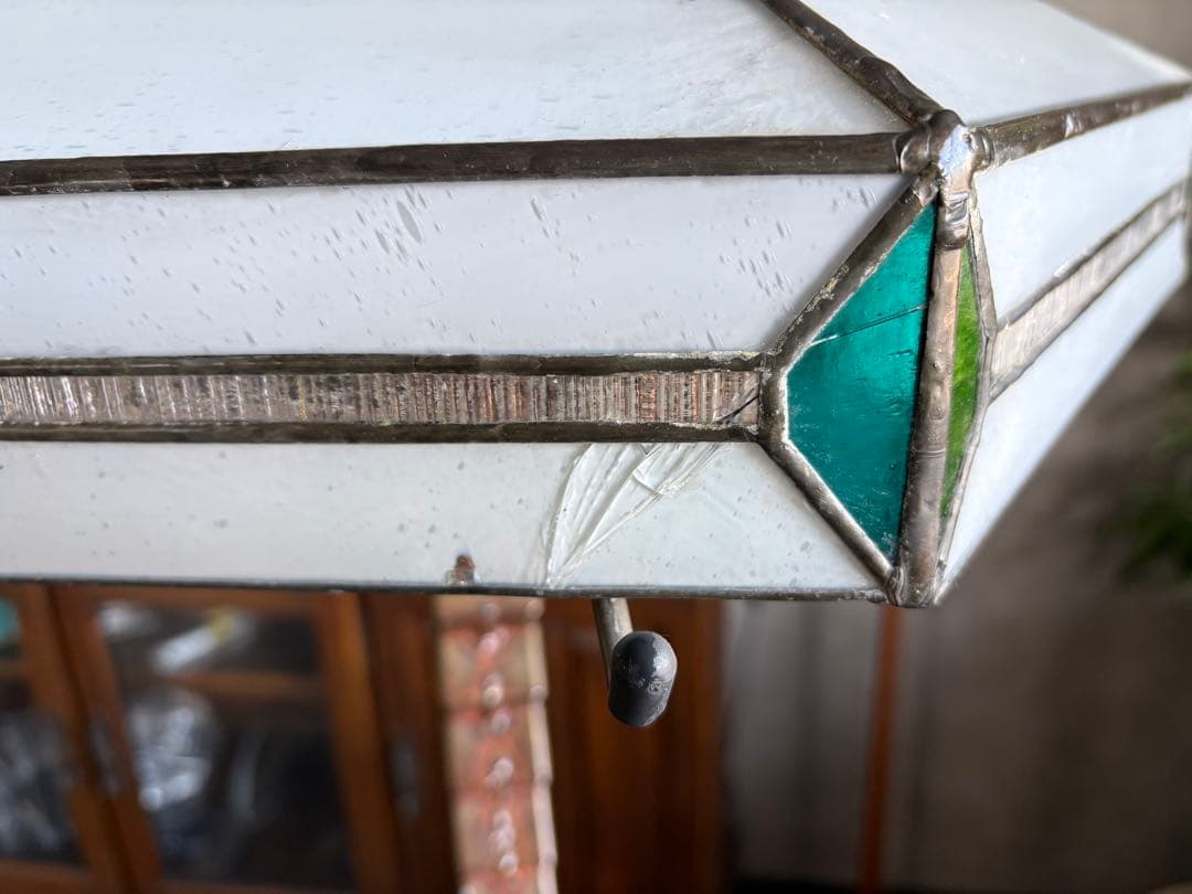 ステンドグラス　ルームランプ　ジグザグ支柱　個性的　レトロ　スタンドライト　In