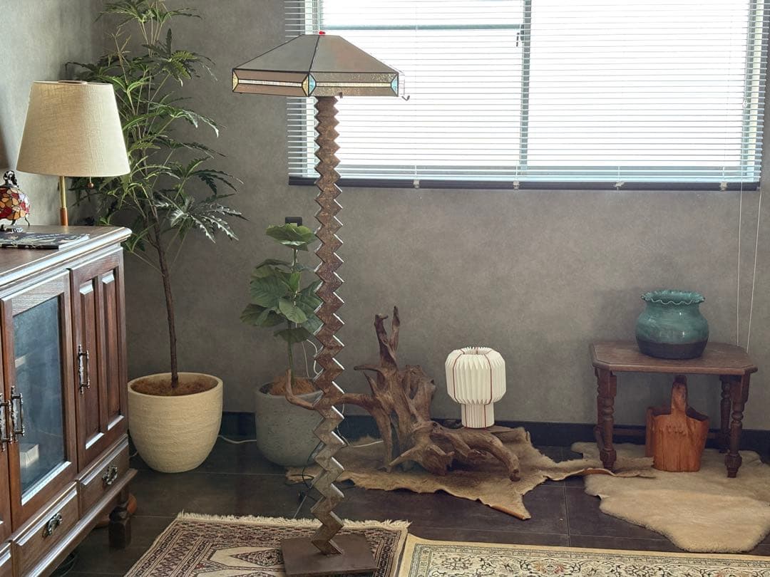 ステンドグラス　ルームランプ　ジグザグ支柱　個性的　レトロ　スタンドライト　In