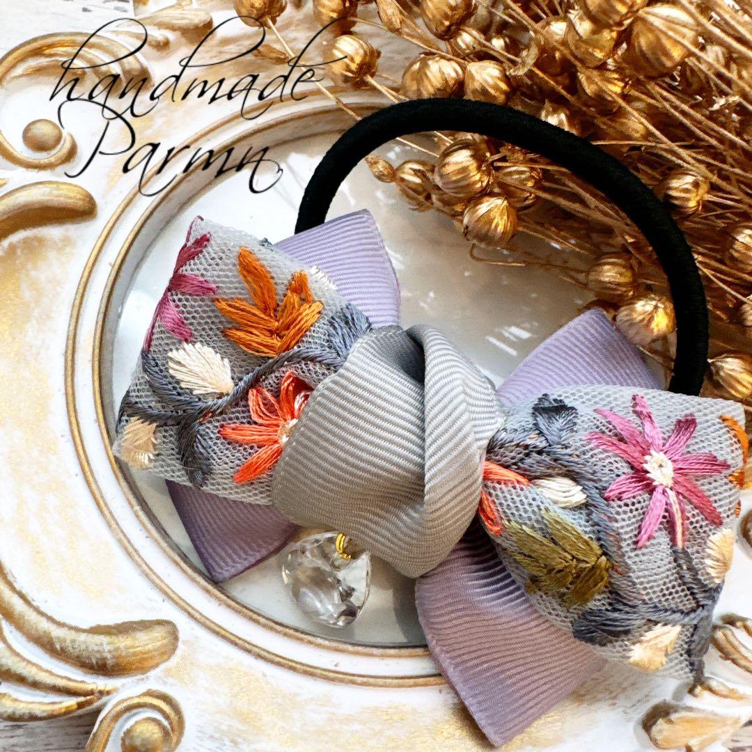 秋の大人女子♡⃜大きめ軽量のインド刺繍リボンのチャーム付ヘアゴム♥️くすみブルー系