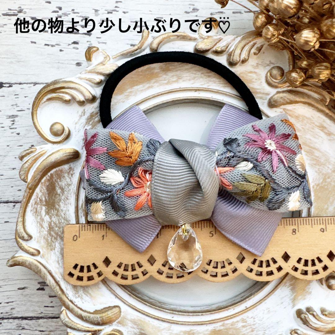秋の大人女子♡⃜大きめ軽量のインド刺繍リボンのチャーム付ヘアゴム♥️くすみブルー系