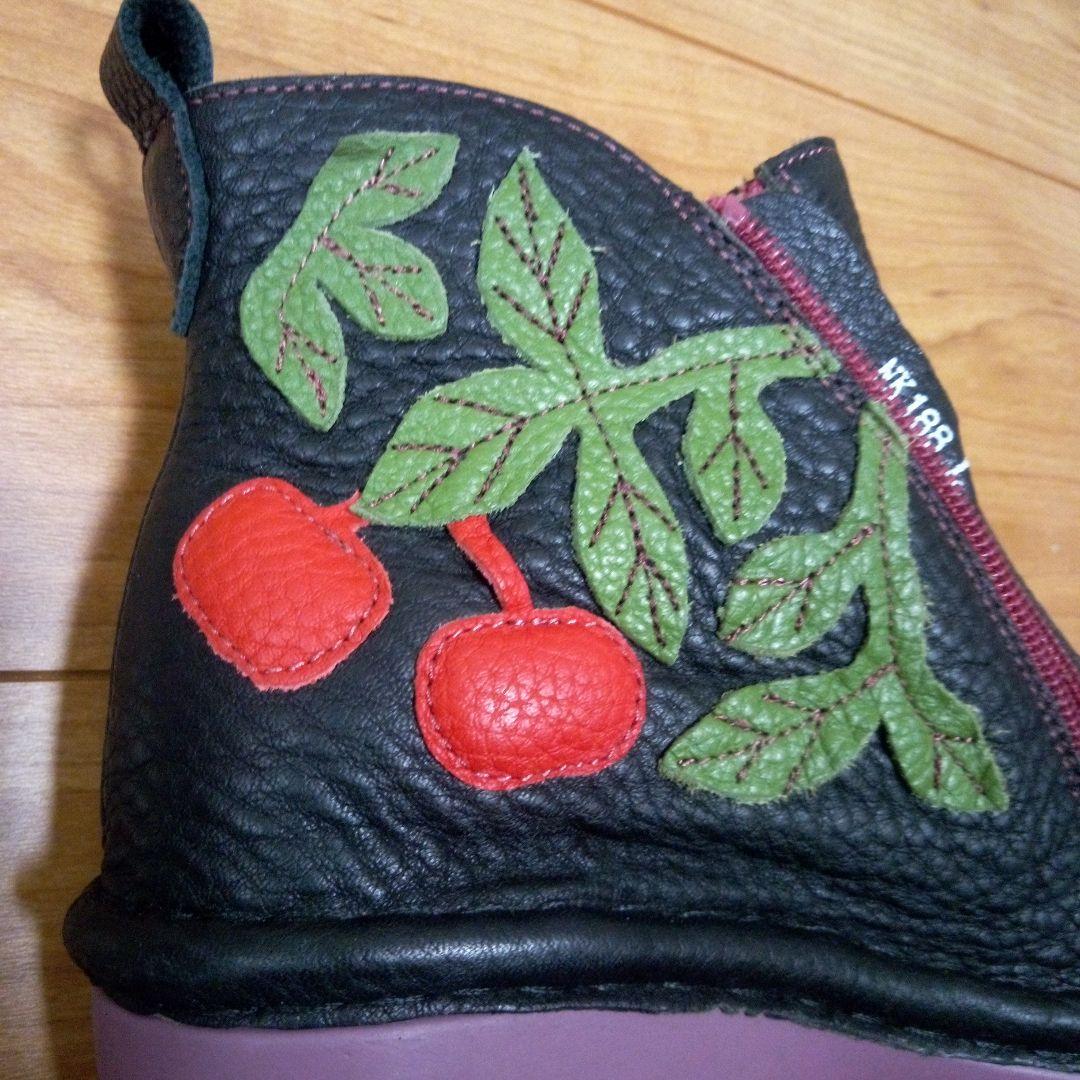 値下げ美品24.0エスタシオンレザー葡萄モチーフショートブーツ 黒