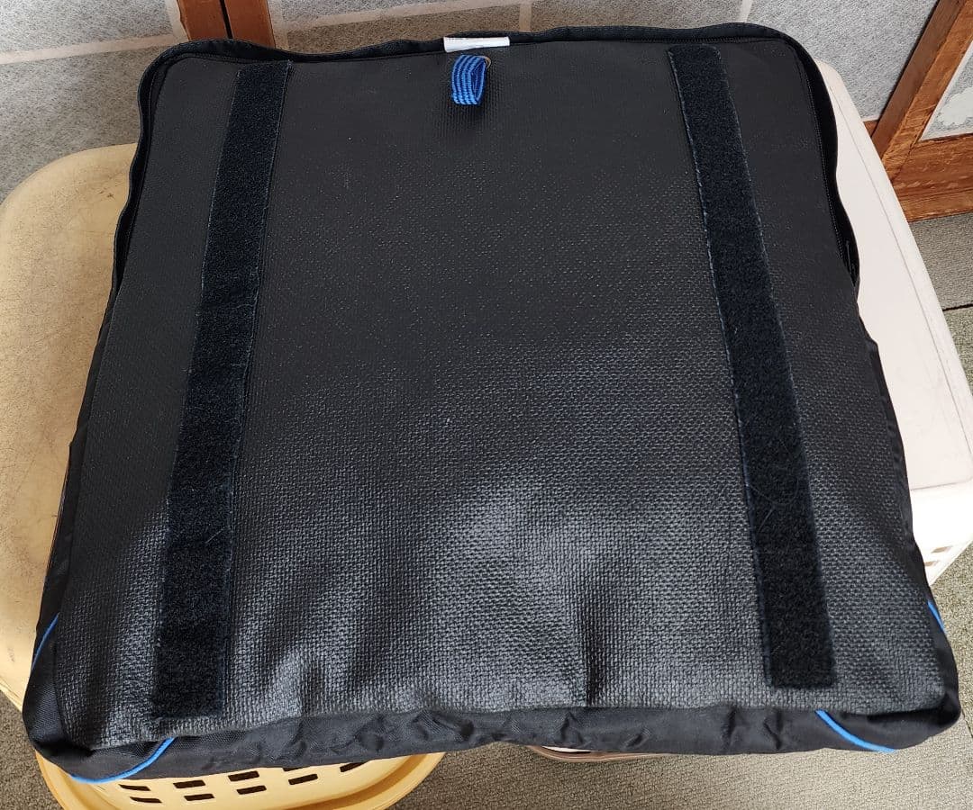 VICAIR　クッション　４０✕４０✕６センチ　洗濯機で洗えるクッション