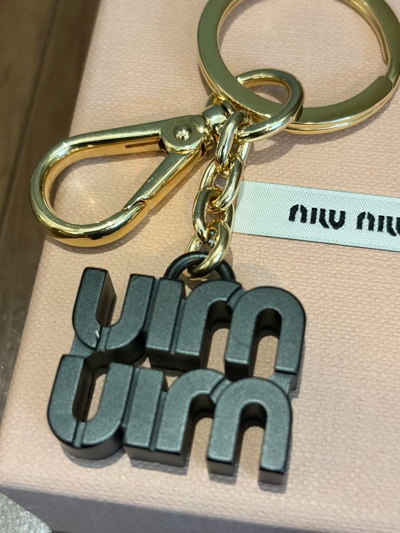 あ*ち様 新作miu miu ロゴデザイン キーホルダー