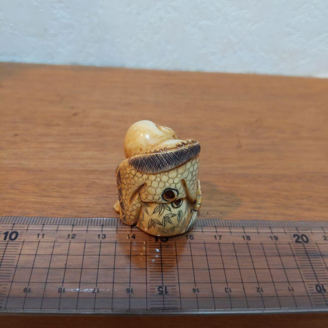 時代提物 人物根付 天然素材【首を傾げる小僧】高3.5cm 幅3cm 重さ24ｇ