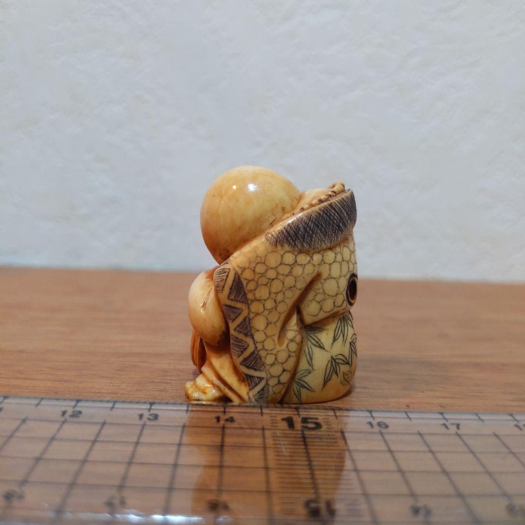 時代提物 人物根付 天然素材【首を傾げる小僧】高3.5cm 幅3cm 重さ24ｇ