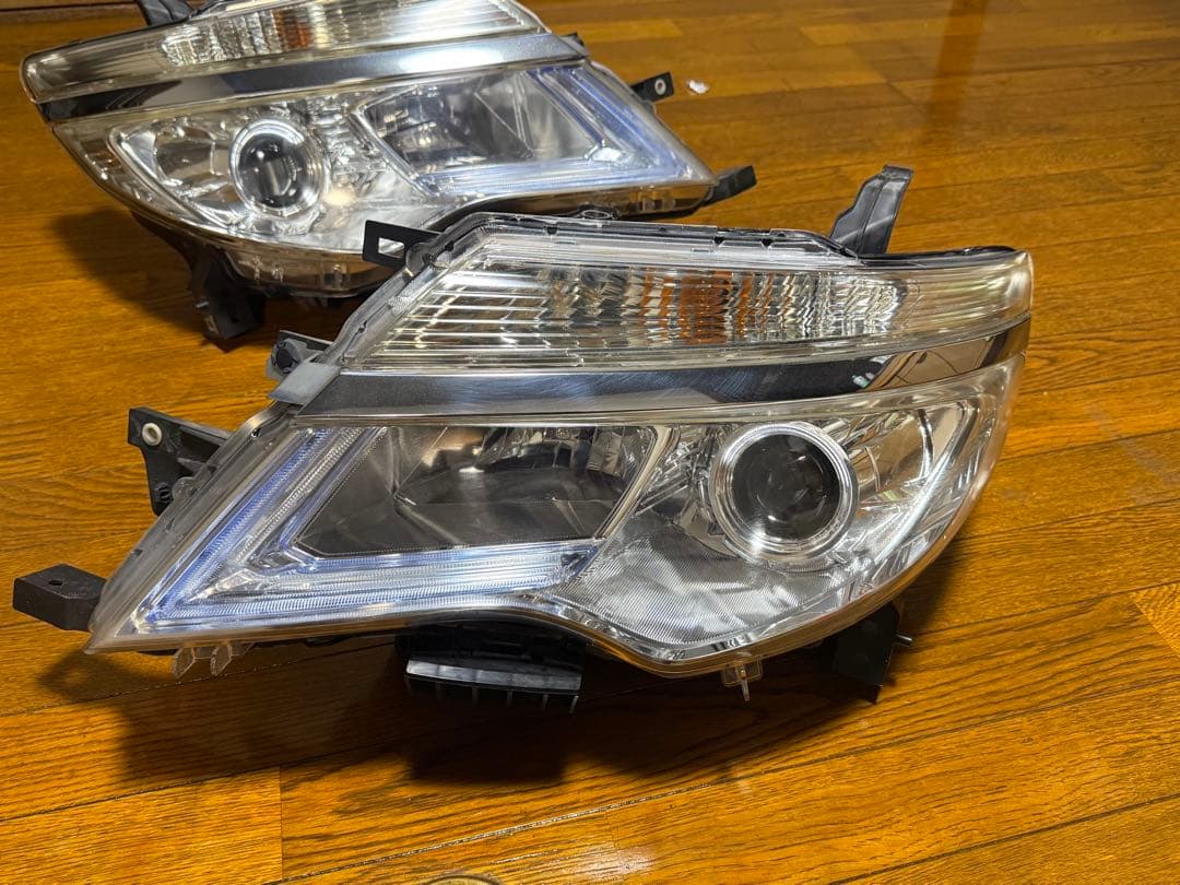 Nissan セレナC26 ヘッドライト　後期