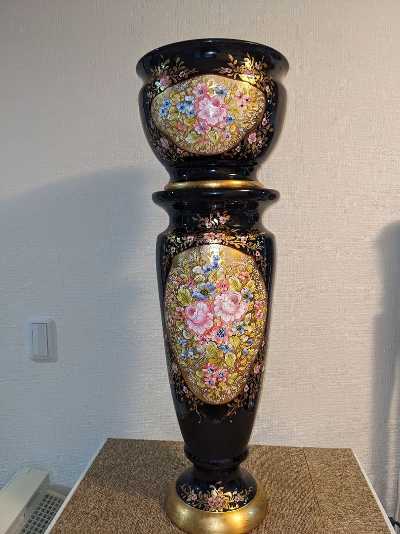 ヴァッレドーロパッチ台座付花瓶　陶器製