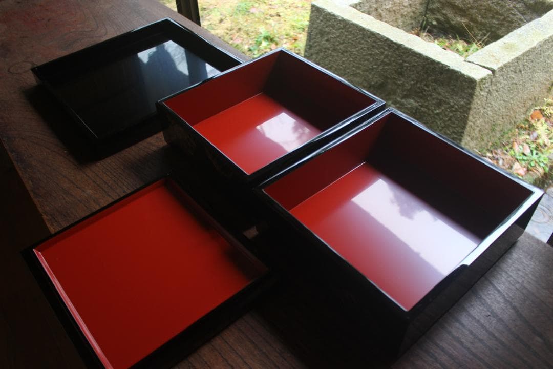 新品並！端正な内朱黒漆に極上四君子丸沈金の映える台付二段重（検輪島塗蒔重箱お重