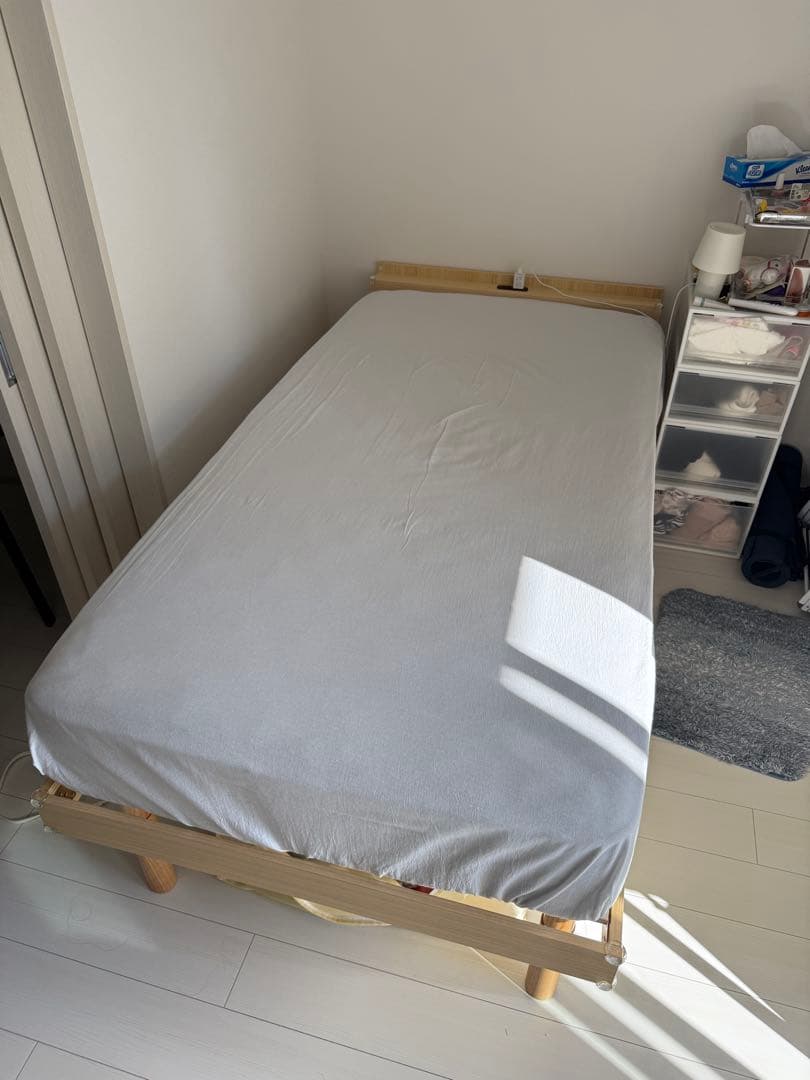 シングルベッド 木製フレーム／ブラックマットレス【引き取り：2/16以降限定】