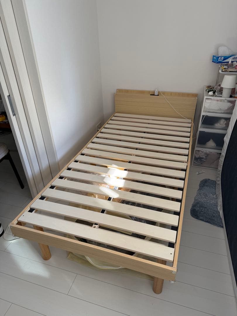 シングルベッド 木製フレーム／ブラックマットレス【引き取り：2/16以降限定】