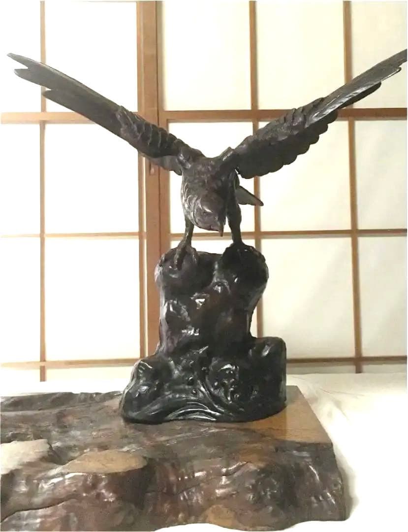 鷹の置物