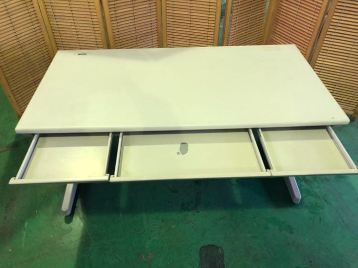 机　　　スチールデスク