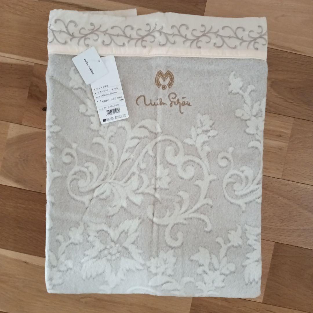 ももまま！ミラ・ショーン！ シルク毛布 140cm x 200cm