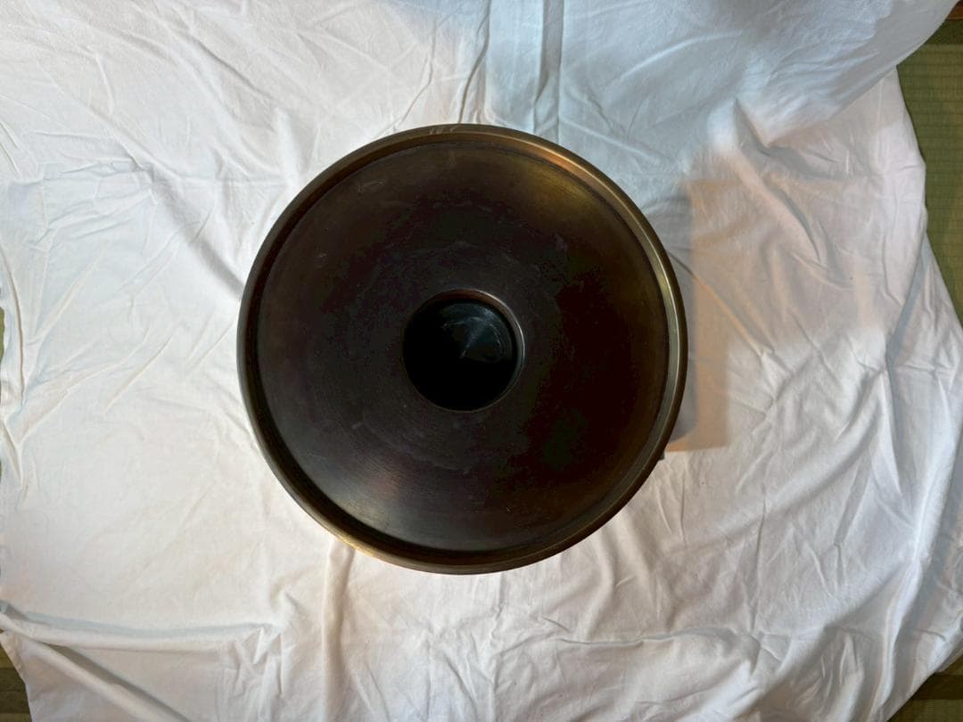 金属製花瓶と黒色巻き角台