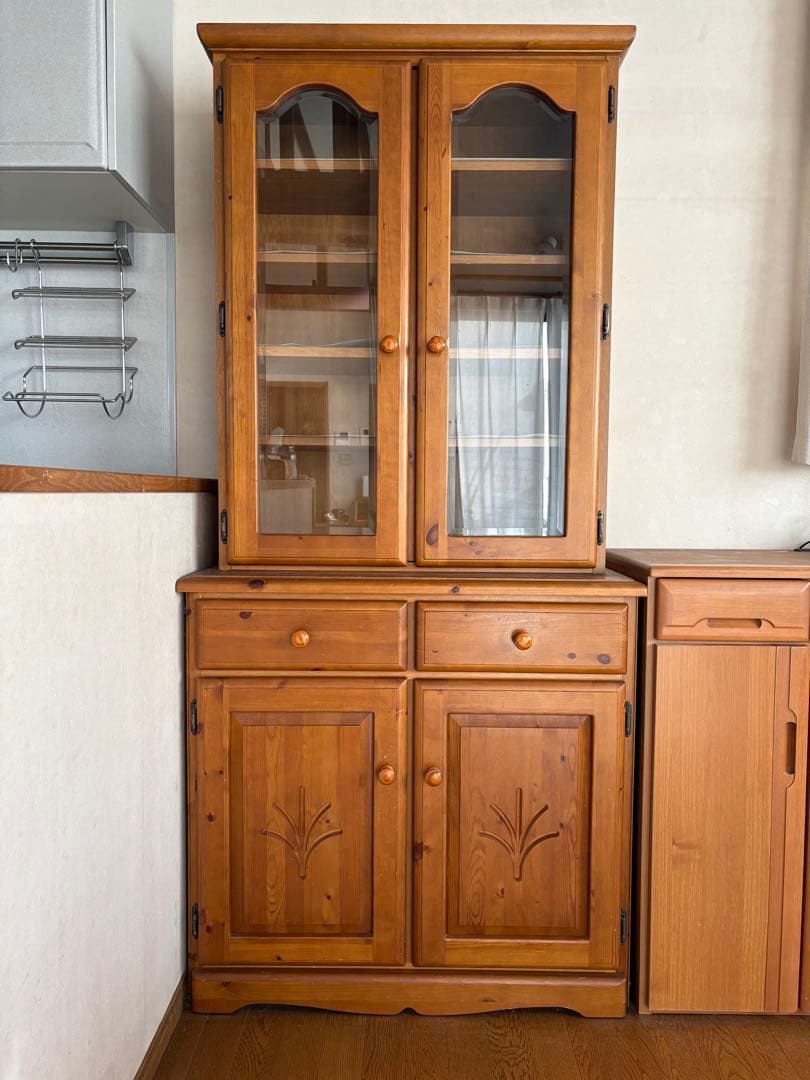 カントリー調食器棚 ガラス扉付き