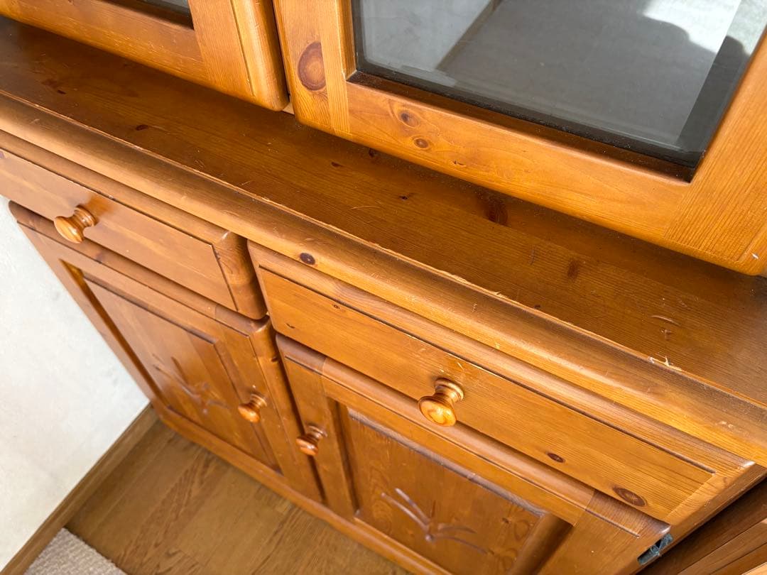 カントリー調食器棚 ガラス扉付き