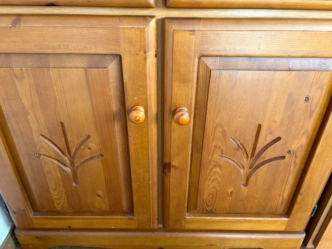 カントリー調食器棚 ガラス扉付き