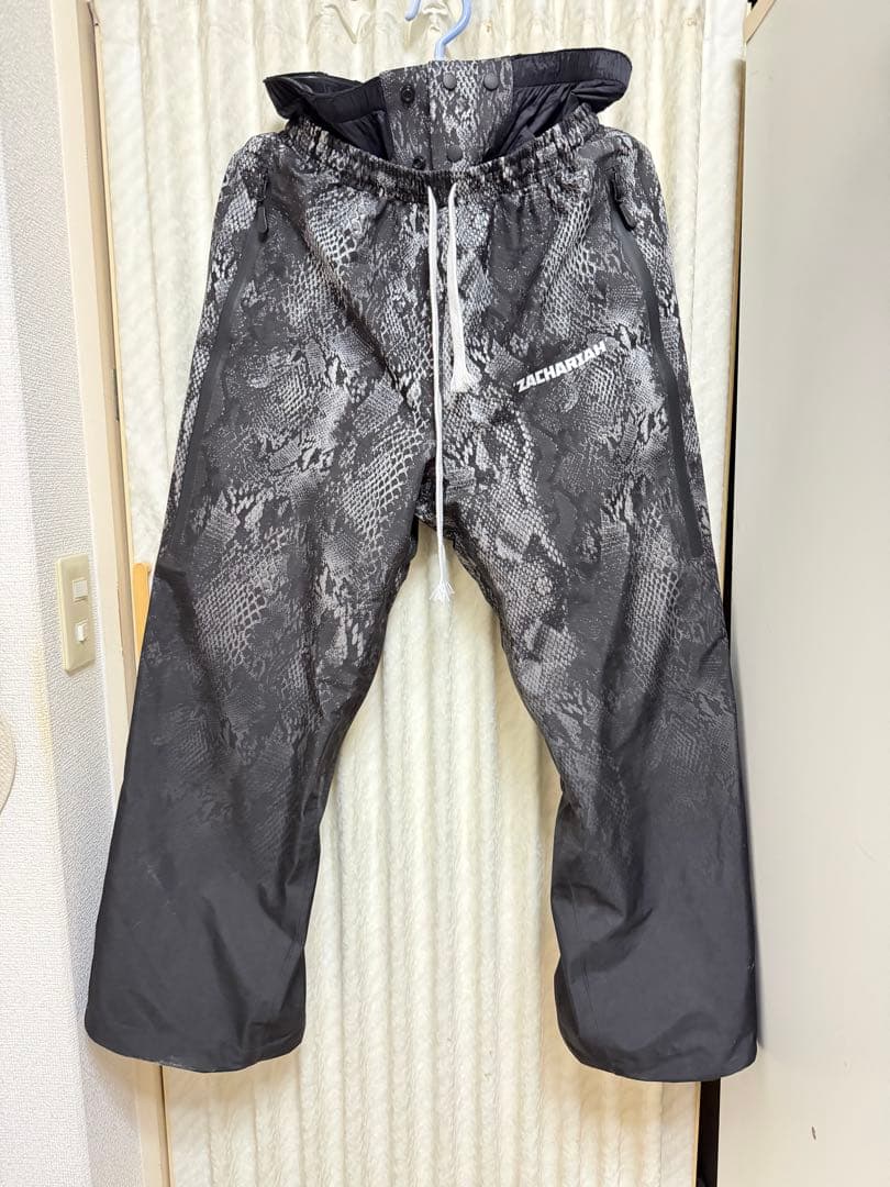 ZACHARIAH スノーボードウェア 蛇柄 ブラック　Sサイズ　男女兼用