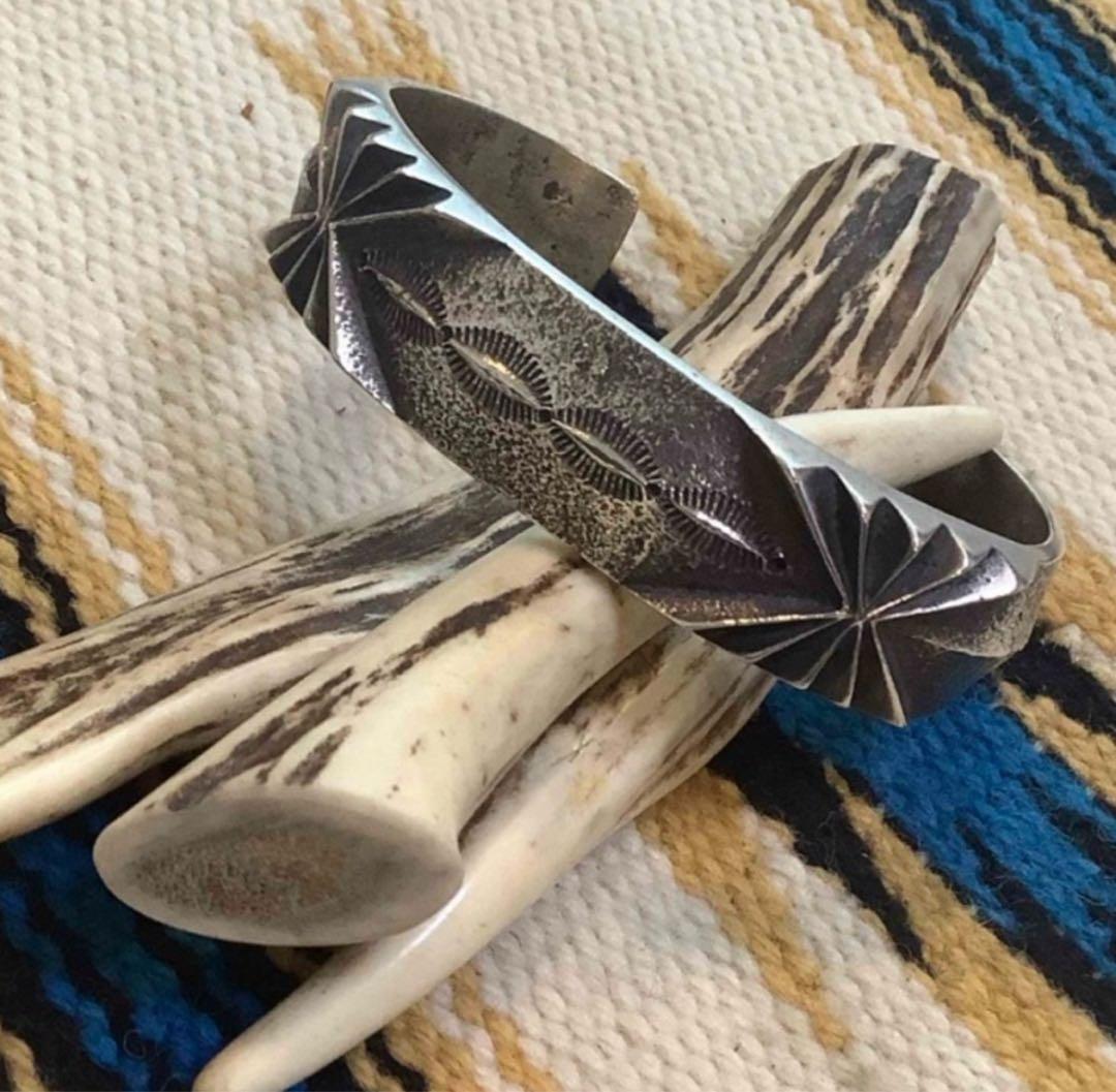 シルバー 彫刻バングル　アーロンアンダーソン