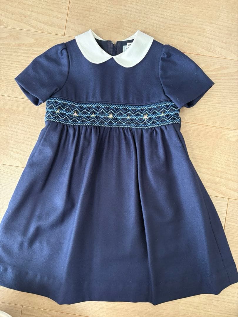 白金よつば　紺色 半袖ワンピース 刺繍入り　95