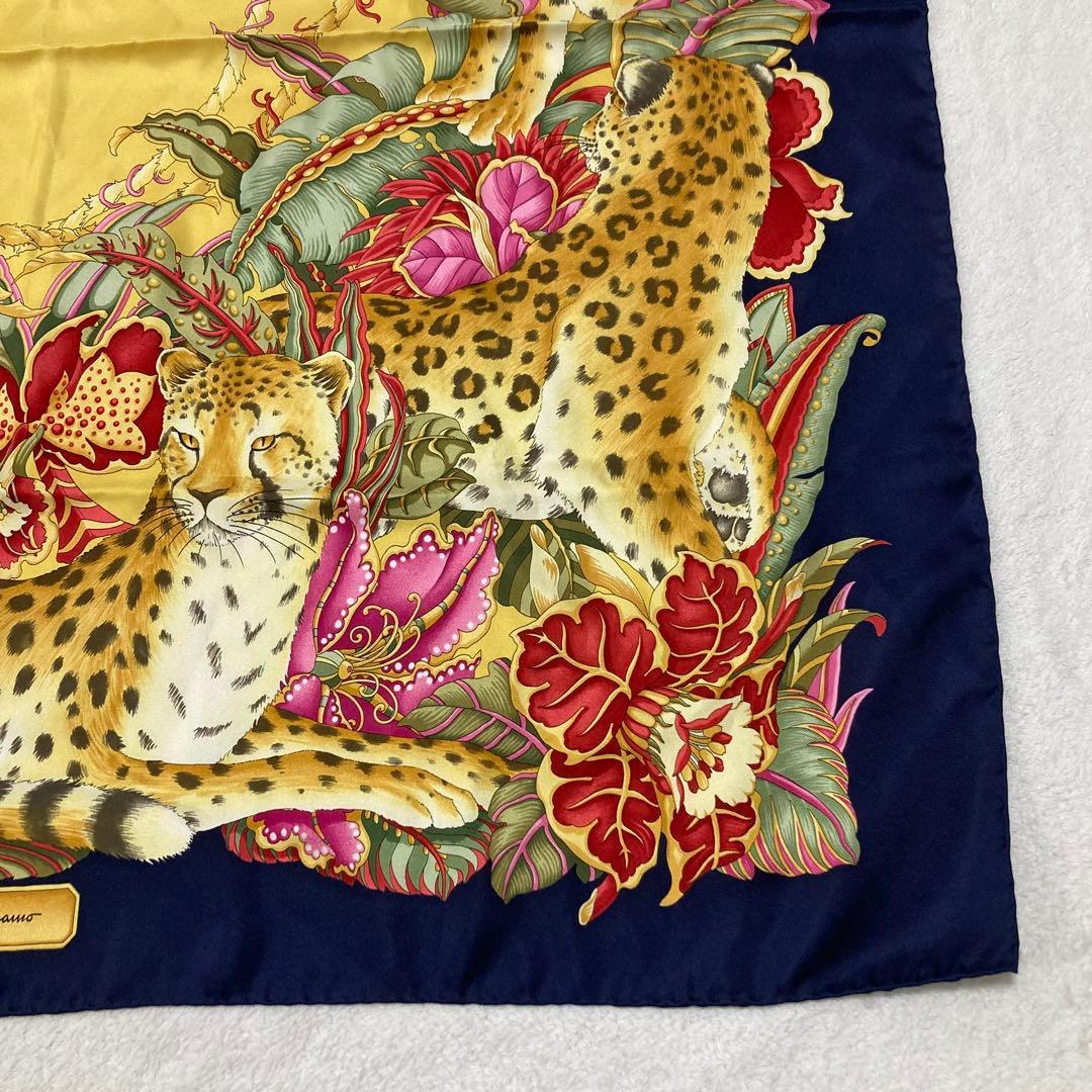 希少Salvatore Ferragamo シルク100%イタリア製大判スカーフ