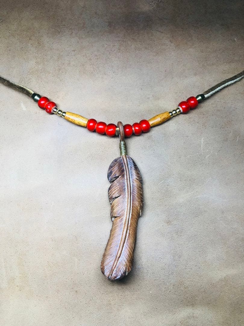 レザーカービング　フェザーネックレス レザークラフト　ハンドメイド　ヌメ革　④