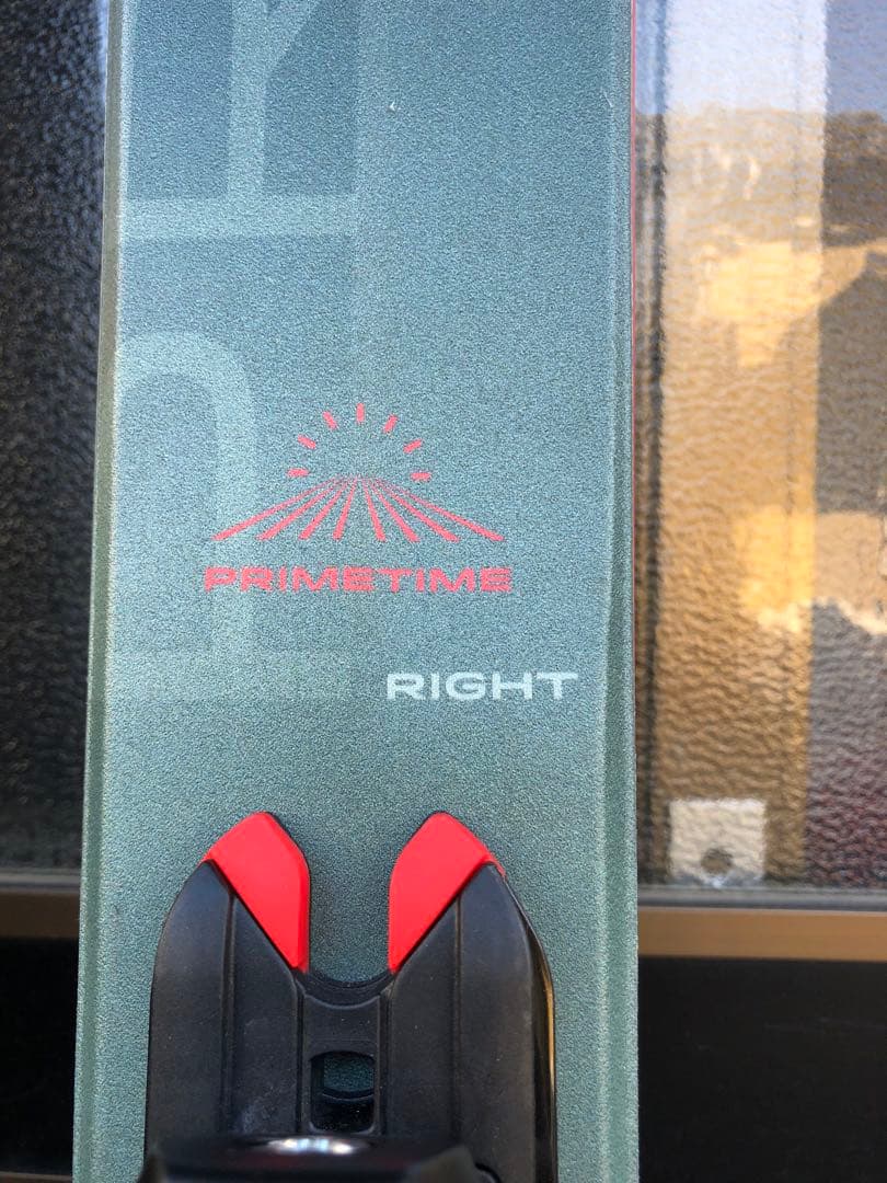 Elan のスキー板。