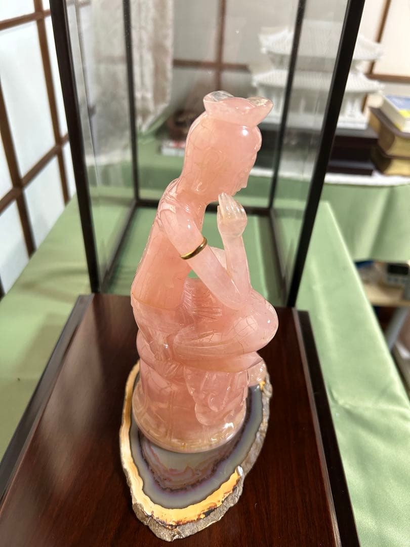 ローズクォーツ 弥勒菩薩像 ガラスケース入り