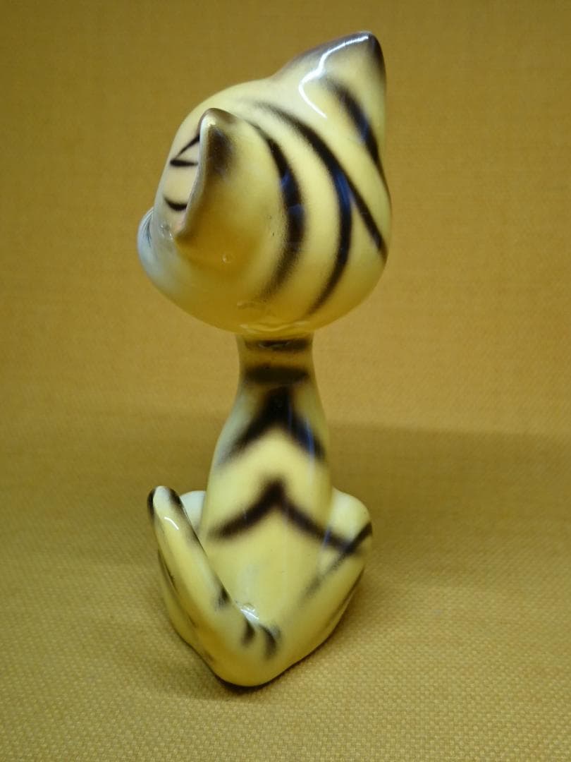 【美品】ねこ　とら　陶器　オブジェ　置物　インテリア　工芸品　美術品　A1235