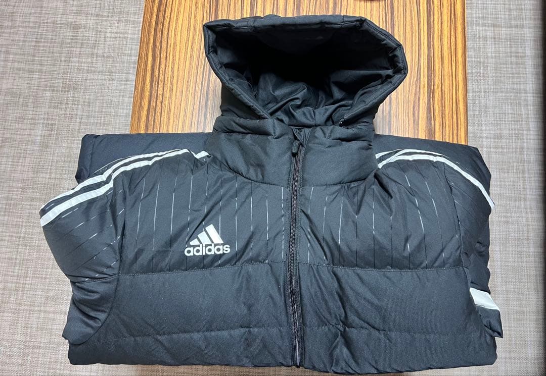 adidas ブラック ベンチコート ストライプ