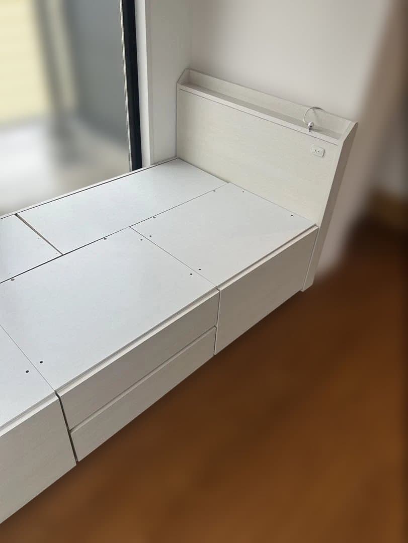 ニトリ　木製シングルベッドフレーム　収納，コンセント付き　ホワイト