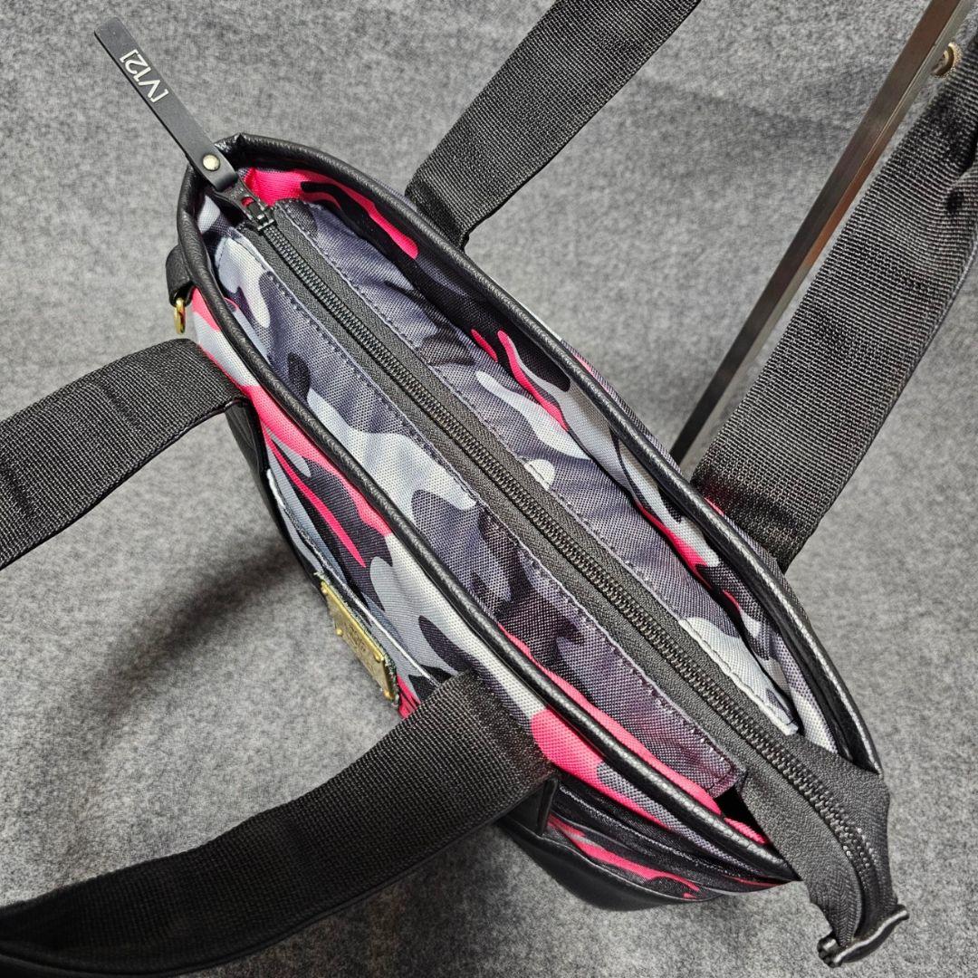 【V12】人気PVCレザー カモフラ柄×ロゴプレート カートバッグ 黒